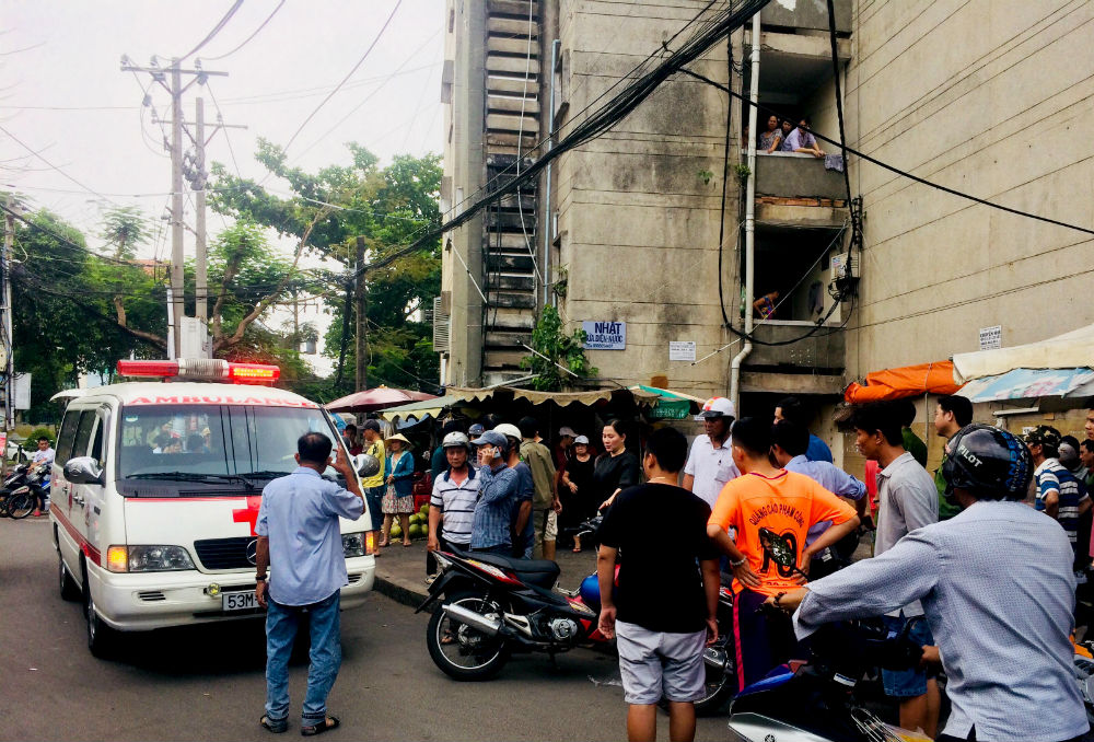 2 người rơi ở chung cư Sài Gòn tử vong