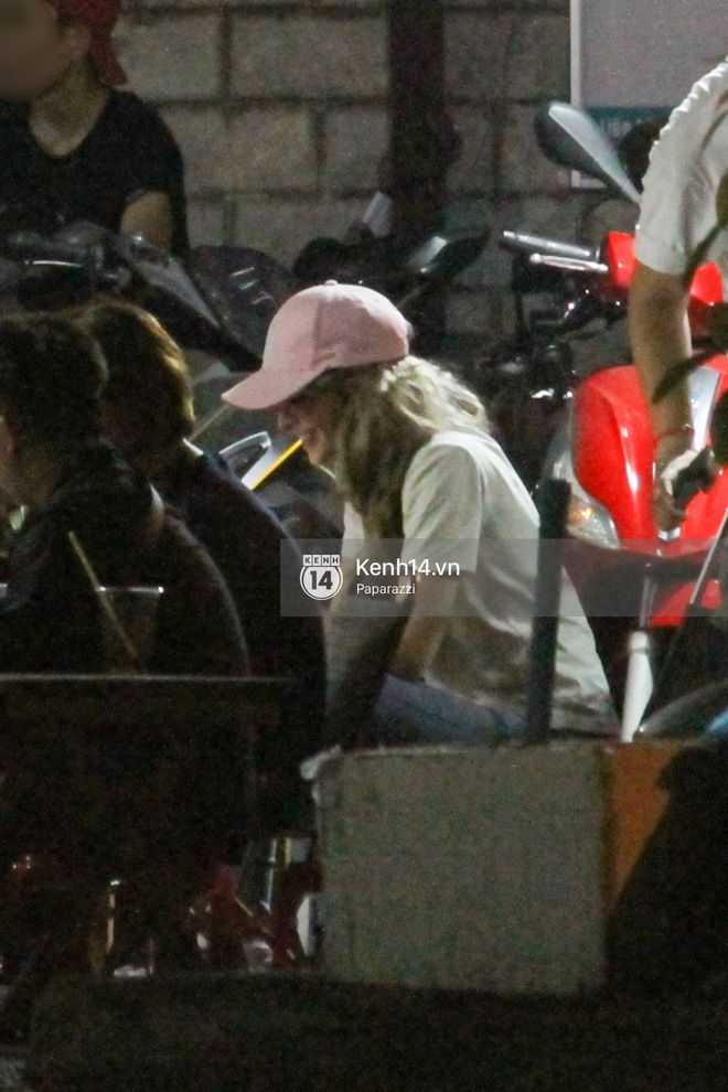 Andrea vui vẻ ngồi ăn vặt cùng bạn bè giữa ồn ào tin đồn bán dâm cho người đàn ông 65 tuổi