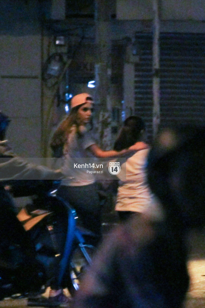 Andrea vui vẻ ngồi ăn vặt cùng bạn bè giữa ồn ào tin đồn bán dâm cho người đàn ông 65 tuổi