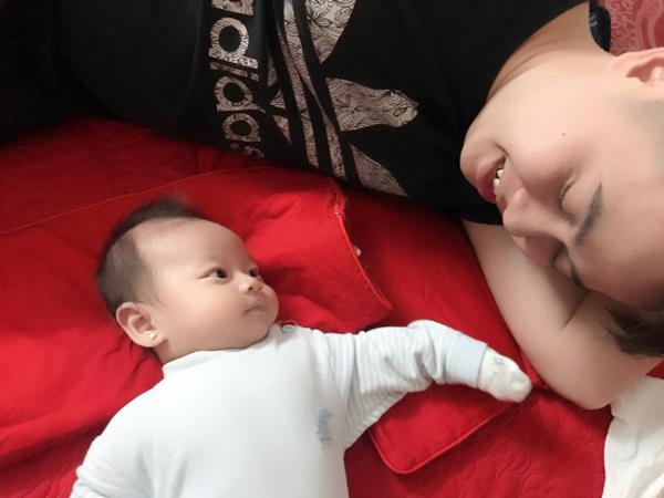 Ông bố khéo chăm con hết phần vợ kể chuyện thay bỉm, tắm bé khiến chị em chào thua Ông bố khéo chăm con hết phần vợ kể chuyện thay bỉm, tắm bé khiến chị em chào thua