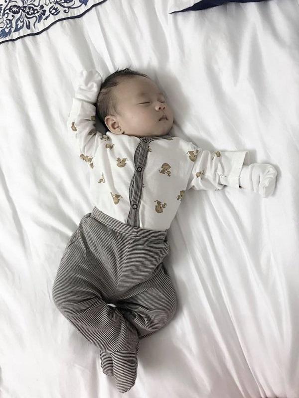 Ông bố khéo chăm con hết phần vợ kể chuyện thay bỉm, tắm bé khiến chị em chào thua