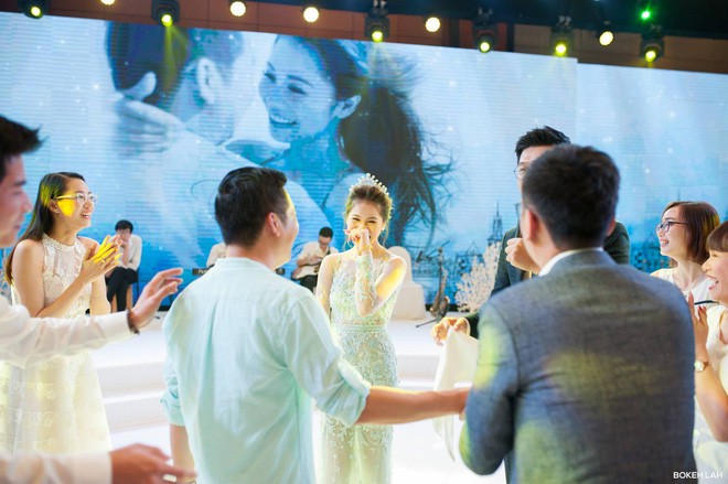 Cận cảnh đám cưới kỳ công xanh màu đại dương của Shark Hưng (Thương vụ bạc tỷ) và cô dâu Á hậu Cận cảnh đám cưới kỳ công xanh màu đại dương của Shark Hưng (Thương vụ bạc tỷ) và cô dâu Á hậu