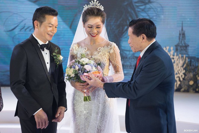 Cận cảnh đám cưới kỳ công xanh màu đại dương của Shark Hưng (Thương vụ bạc tỷ) và cô dâu Á hậu Cận cảnh đám cưới kỳ công xanh màu đại dương của Shark Hưng (Thương vụ bạc tỷ) và cô dâu Á hậu