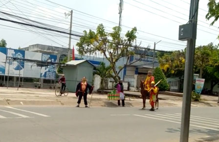 Hot trend thầy trò Đường Tăng đi thỉnh kinh xuất hiện trên phố, đầu tư cả ngựa xịn để diễn cho sâu