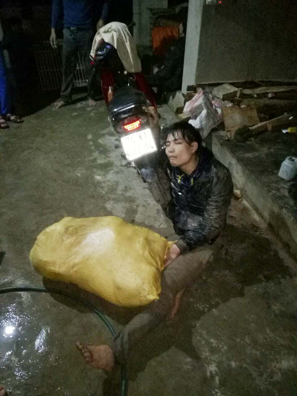 Bắt nhóm thanh niên dùng ớt bột, dây thòng lọng trộm chó Bắt nhóm thanh niên dùng ớt bột, dây thòng lọng trộm chó