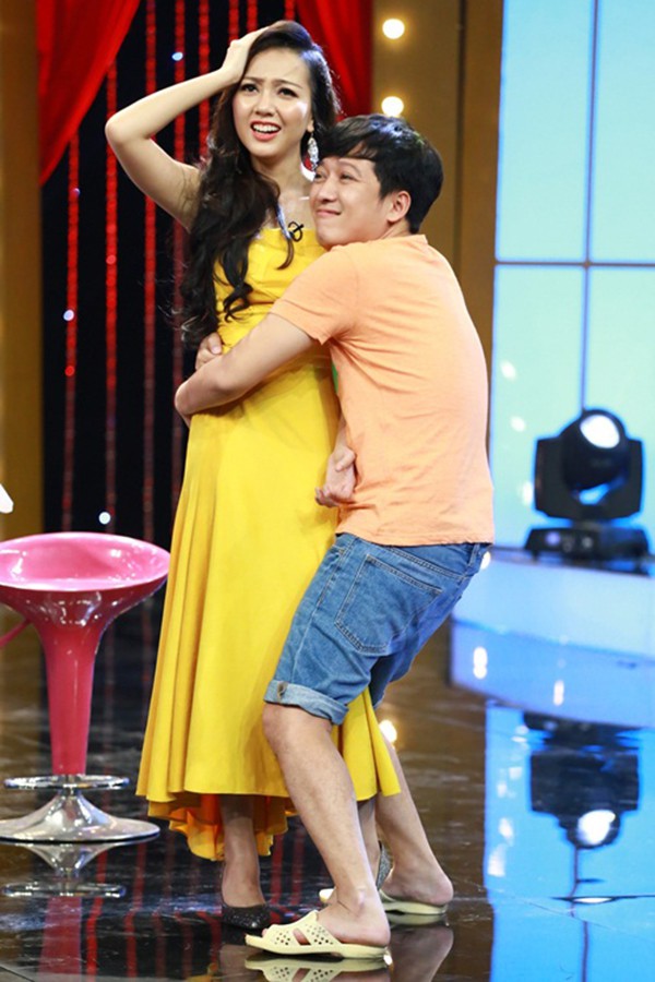 Loạt ảnh lộ rõ thói quen thích ôm, hôn đồng nghiệp nữ của Trường Giang