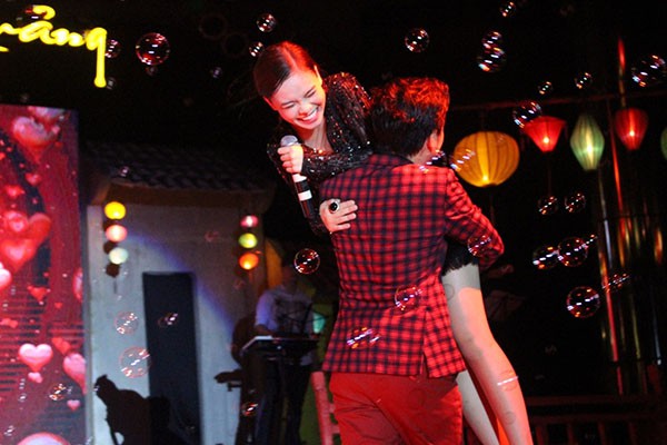 Loạt ảnh lộ rõ thói quen thích ôm, hôn đồng nghiệp nữ của Trường Giang