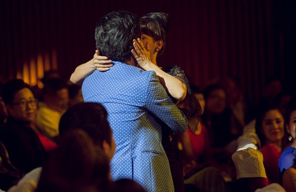 Loạt ảnh lộ rõ thói quen thích ôm, hôn đồng nghiệp nữ của Trường Giang