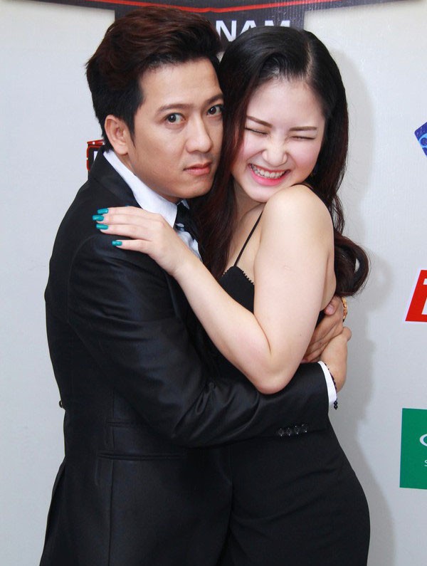 Loạt ảnh lộ rõ thói quen thích ôm, hôn đồng nghiệp nữ của Trường Giang