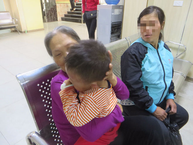 Nghệ An: Nghi vấn bé trai 2 tuổi bị cha dượng bạo hành khiến mặt mũi sưng phù, bầm tím