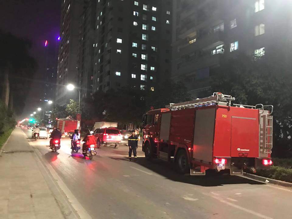 Hà Nội: Cháy chung cư trong đêm, người dân hốt hoảng chạy toán loạn