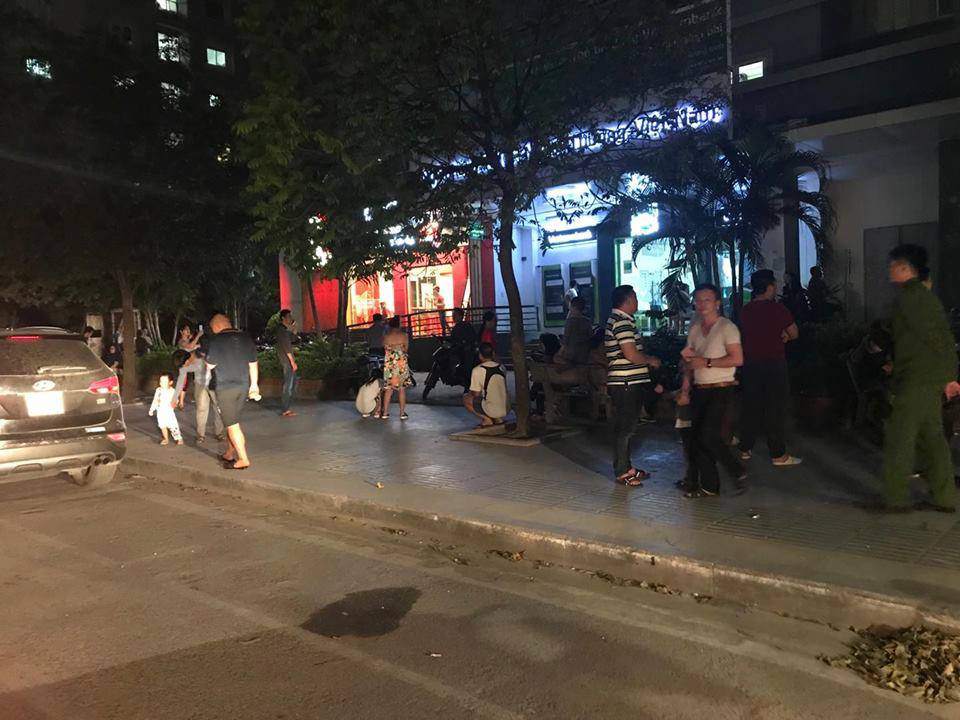 Hà Nội: Cháy chung cư trong đêm, người dân hốt hoảng chạy toán loạn Hà Nội: Cháy chung cư trong đêm, người dân hốt hoảng chạy toán loạn