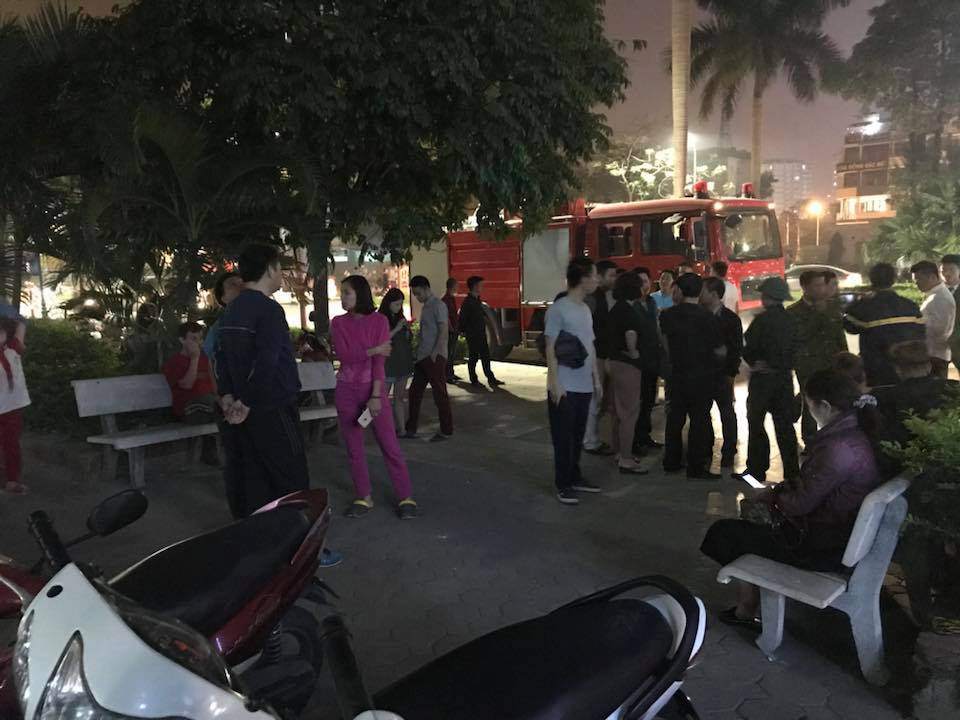 Hà Nội: Cháy chung cư trong đêm, người dân hốt hoảng chạy toán loạn