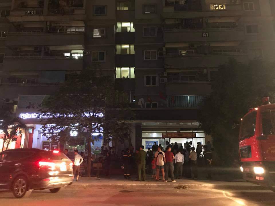 Hà Nội: Cháy chung cư trong đêm, người dân hốt hoảng chạy toán loạn Hà Nội: Cháy chung cư trong đêm, người dân hốt hoảng chạy toán loạn