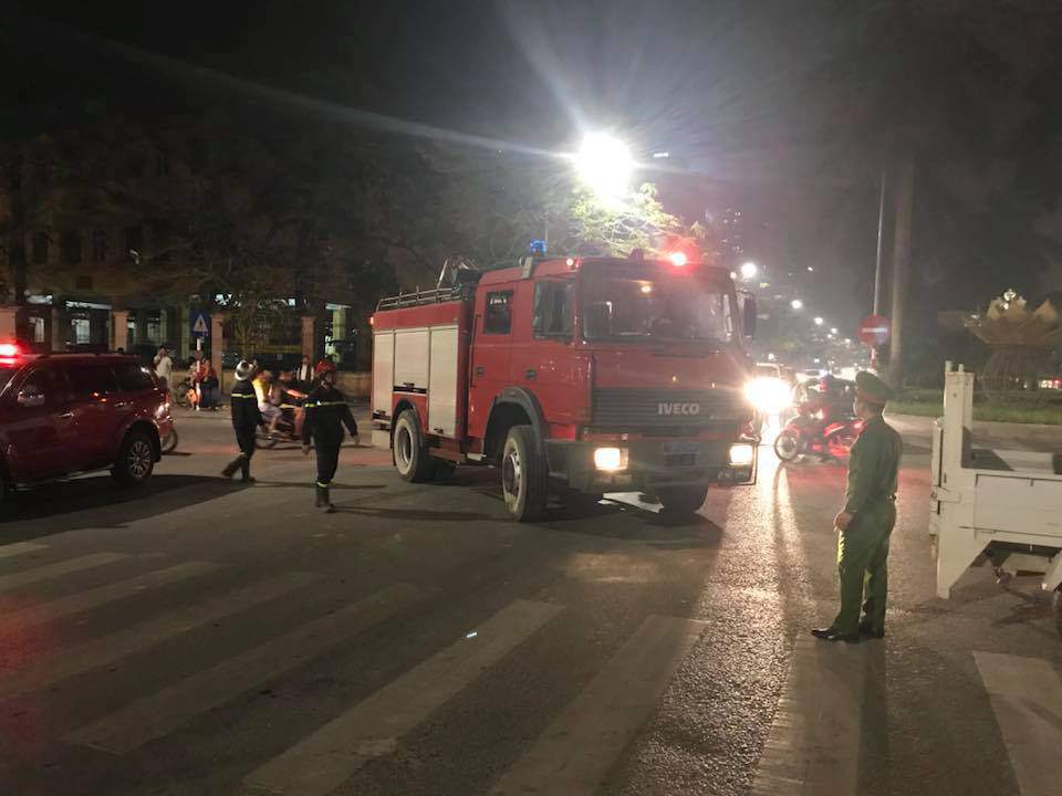 Hà Nội: Cháy chung cư trong đêm, người dân hốt hoảng chạy toán loạn