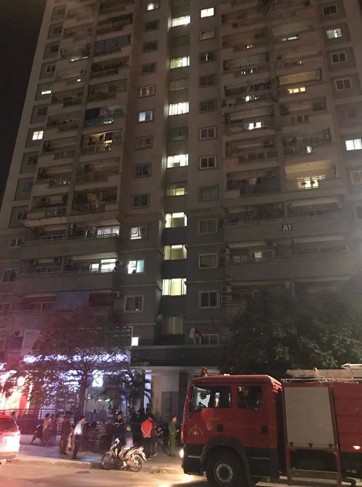 Hà Nội: Cháy chung cư trong đêm, người dân hốt hoảng chạy toán loạn Hà Nội: Cháy chung cư trong đêm, người dân hốt hoảng chạy toán loạn