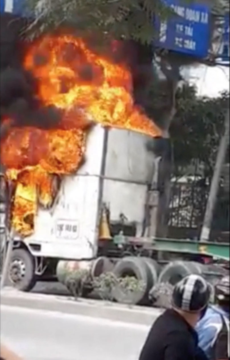 Hải Phòng: Container bất ngờ bốc cháy dữ dội, tài xế may mắn thoát chết trong gang tấc