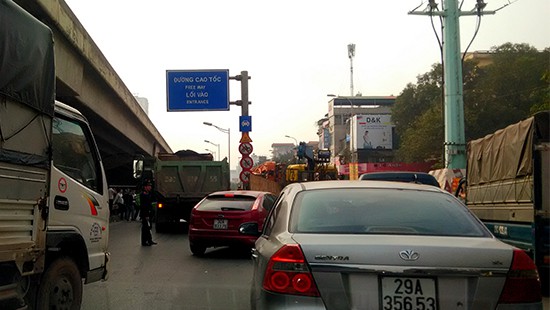 Hà Nội: Xe ben tông xe taxi, đường Nguyễn Xiển ùn tắc nghiêm trọng Hà Nội: Xe ben tông xe taxi, đường Nguyễn Xiển ùn tắc nghiêm trọng
