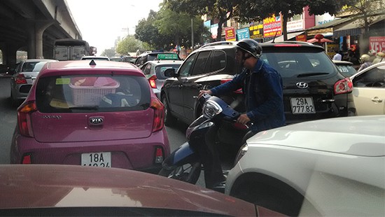 Hà Nội: Xe ben tông xe taxi, đường Nguyễn Xiển ùn tắc nghiêm trọng Hà Nội: Xe ben tông xe taxi, đường Nguyễn Xiển ùn tắc nghiêm trọng