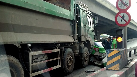 Hà Nội: Xe ben tông xe taxi, đường Nguyễn Xiển ùn tắc nghiêm trọng