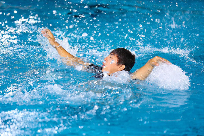 Hoài Lâm chân sưng tấy vì đi giày cao gót khi giả gái