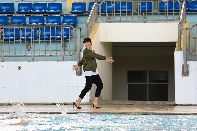 Hoài Lâm chân sưng tấy vì đi giày cao gót khi giả gái - 2 Hoài Lâm chân sưng tấy vì đi giày cao gót khi giả gái - 2
