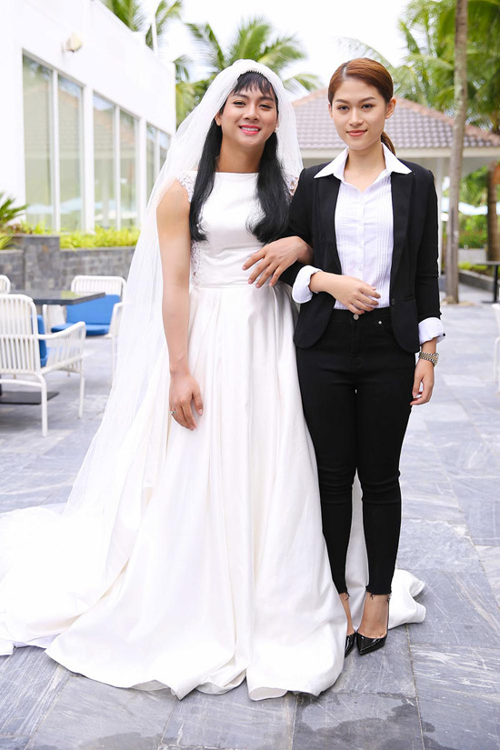 Hoài Lâm chân sưng tấy vì đi giày cao gót khi giả gái