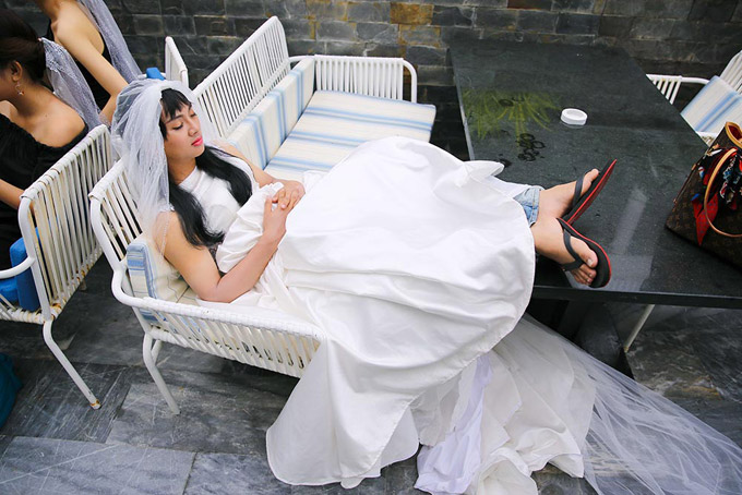 Hoài Lâm chân sưng tấy vì đi giày cao gót khi giả gái