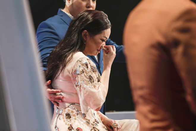 Như Quỳnh bật khóc nức nở, Quang Lê phải rời ghế nóng để dỗ dành