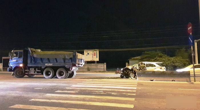 Hơn chục người giải cứu bốn nạn nhân trong ôtô biến dạng