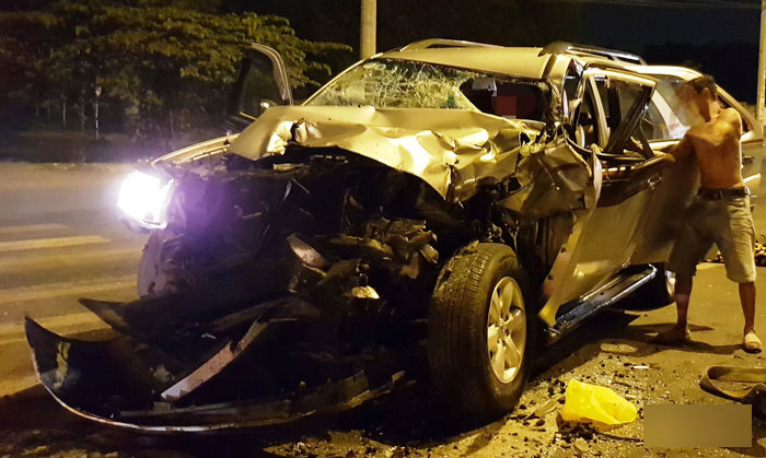 Hơn chục người giải cứu bốn nạn nhân trong ôtô biến dạng