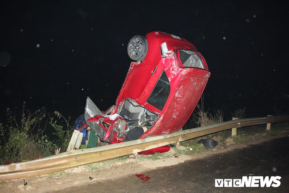 Ô tô đâm vào thanh chắn chổng vó lên trời, tài xế thiệt mạng