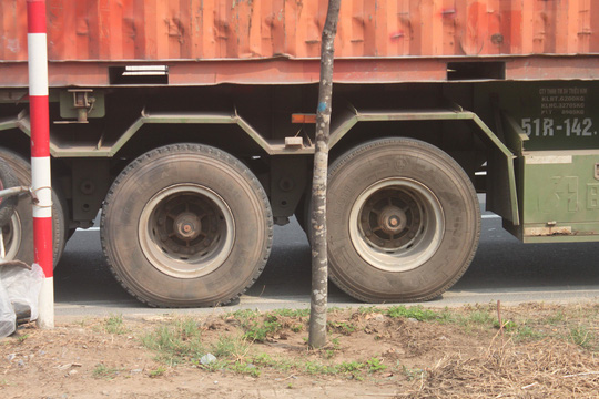 Thanh tra giao thông đấu trí với tài xế chở hàng quá tải suốt nhiều giờ