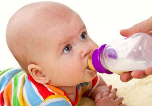 Cách xử trí khi bé bị sặc sữa lên mũi Cách xử trí khi bé bị sặc sữa lên mũi