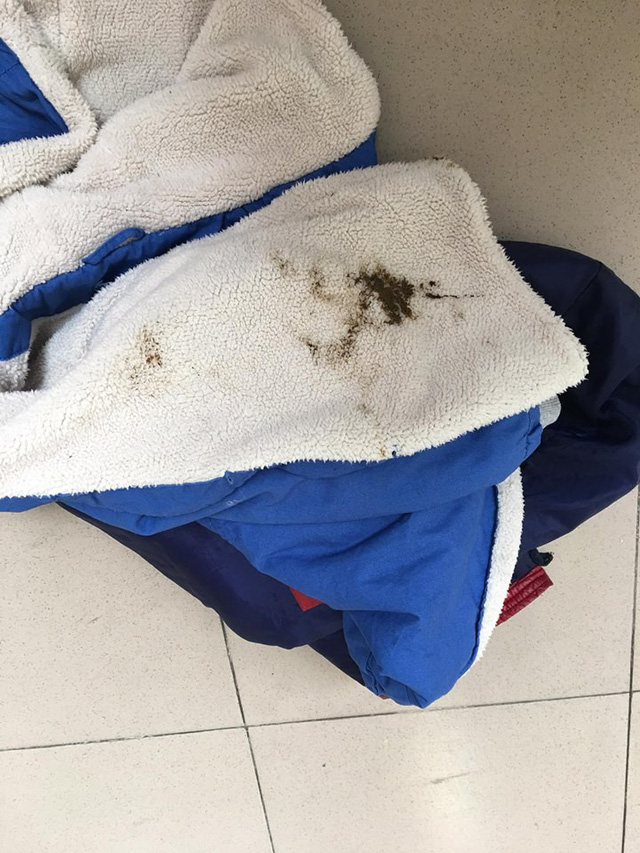 Phản đối mua điều hoà cũ, áo của con dính phân, phụ huynh làm đơn khiếu tố