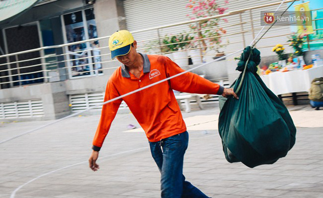 Khổ như cư dân chung cư Carina sau vụ cháy: Cõng tủ lạnh xuống mấy tầng lầu, dùng ròng rọc chuyển đồ suốt nhiều ngày liền