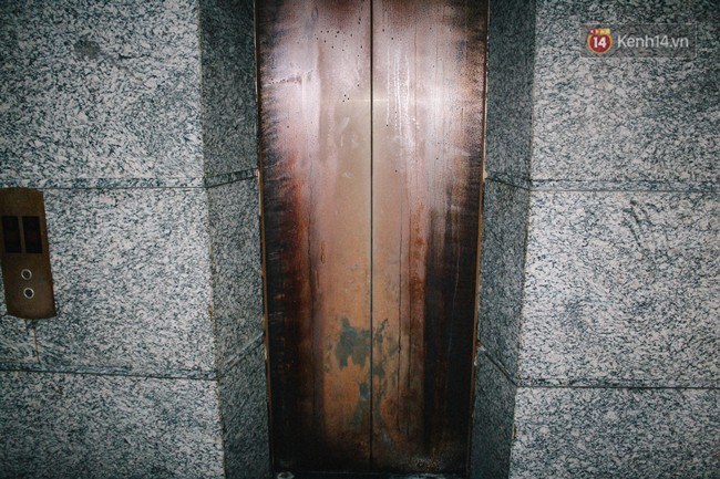 Khổ như cư dân chung cư Carina sau vụ cháy: Cõng tủ lạnh xuống mấy tầng lầu, dùng ròng rọc chuyển đồ suốt nhiều ngày liền