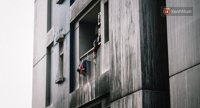 Khổ như cư dân chung cư Carina sau vụ cháy: Cõng tủ lạnh xuống mấy tầng lầu, dùng ròng rọc chuyển đồ suốt nhiều ngày liền