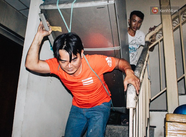 Khổ như cư dân chung cư Carina sau vụ cháy: Cõng tủ lạnh xuống mấy tầng lầu, dùng ròng rọc chuyển đồ suốt nhiều ngày liền