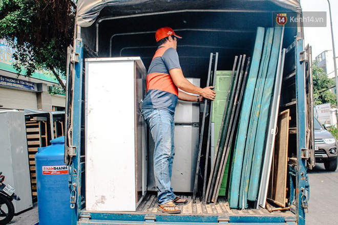 Khổ như cư dân chung cư Carina sau vụ cháy: Cõng tủ lạnh xuống mấy tầng lầu, dùng ròng rọc chuyển đồ suốt nhiều ngày liền