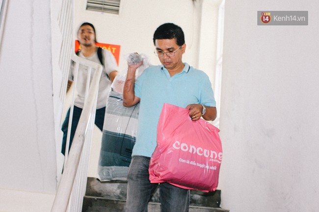 Khổ như cư dân chung cư Carina sau vụ cháy: Cõng tủ lạnh xuống mấy tầng lầu, dùng ròng rọc chuyển đồ suốt nhiều ngày liền