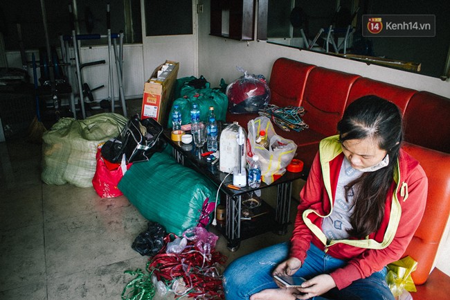Khổ như cư dân chung cư Carina sau vụ cháy: Cõng tủ lạnh xuống mấy tầng lầu, dùng ròng rọc chuyển đồ suốt nhiều ngày liền