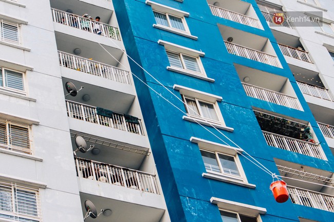 Khổ như cư dân chung cư Carina sau vụ cháy: Cõng tủ lạnh xuống mấy tầng lầu, dùng ròng rọc chuyển đồ suốt nhiều ngày liền