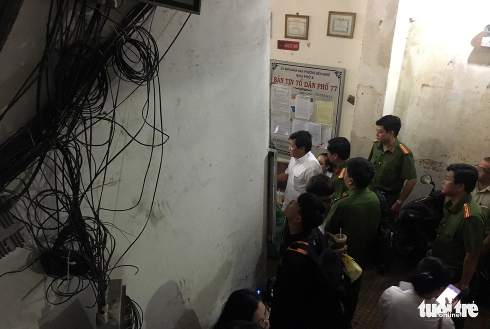 Rùng mình với hệ thống điện, cáp trong chung cư cũ ở Sài Gòn