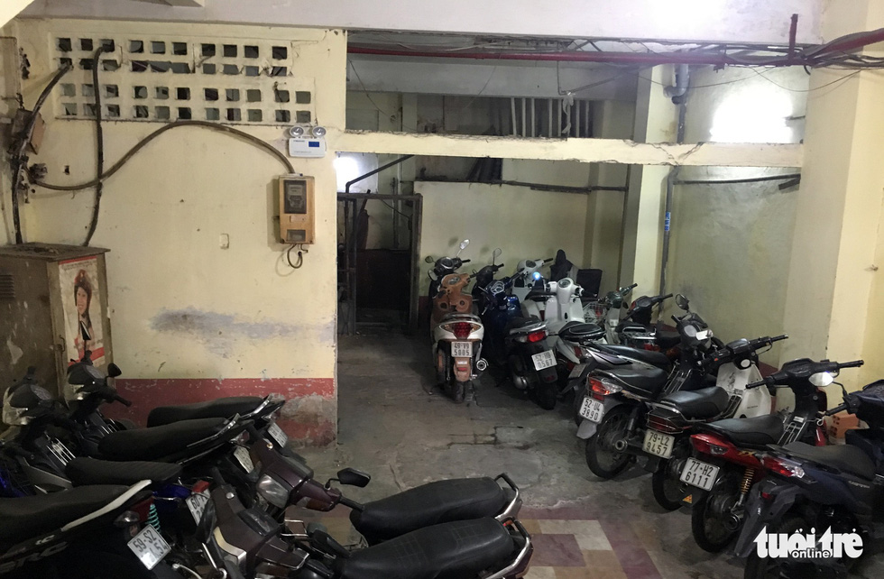 Rùng mình với hệ thống điện, cáp trong chung cư cũ ở Sài Gòn