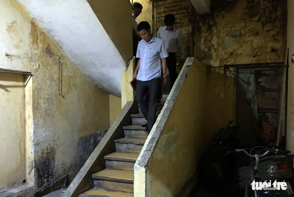 Rùng mình với hệ thống điện, cáp trong chung cư cũ ở Sài Gòn