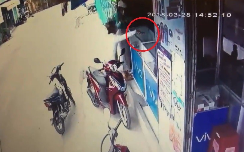 Clip: Táo tợn kề dao vào cổ cô gái, cướp điện thoại giữa ban ngày