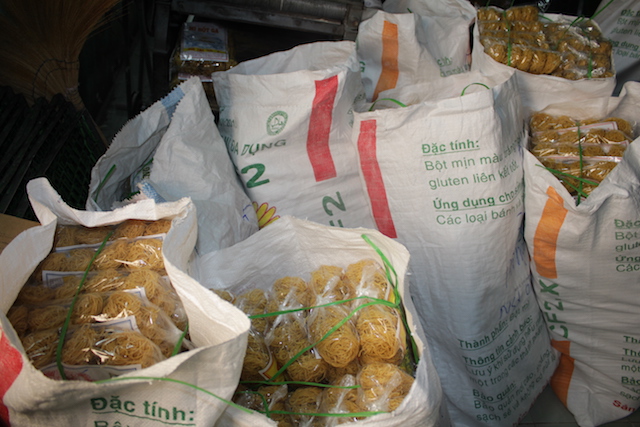 Phát hiện cơ sở sản xuất mì sợi có chứa hàn the