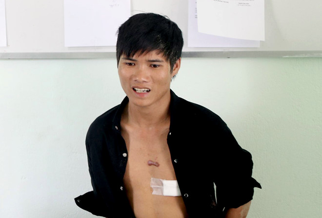 Nghẹt thở giải cứu thanh niên ngáo đá cầm dao đòi tự sát Nghẹt thở giải cứu thanh niên ngáo đá cầm dao đòi tự sát