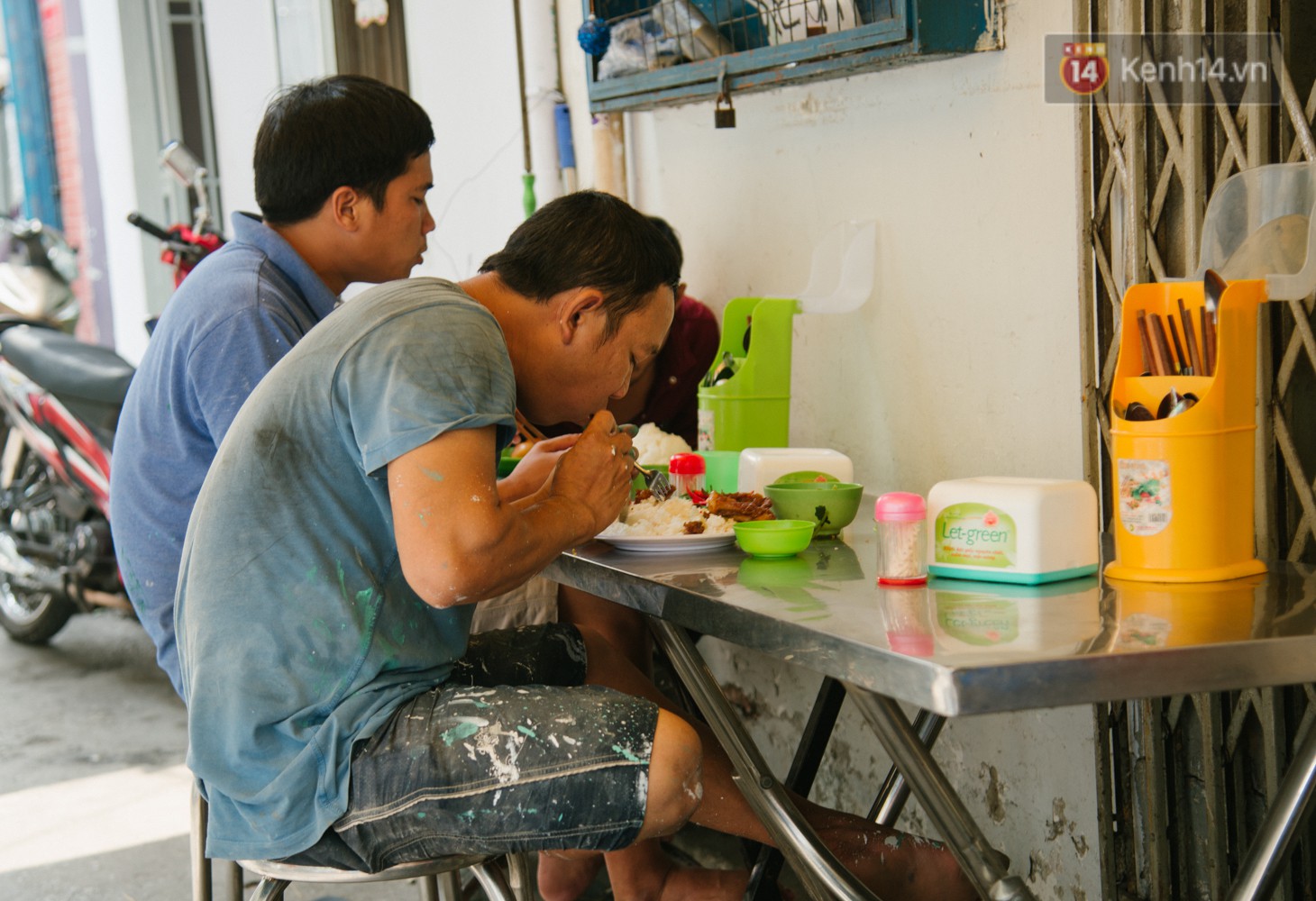 Cô bán cơm dễ thương hết sức ở Sài Gòn: 10 ngàn cũng bán, khách nhiêu tiền cũng có cơm ăn